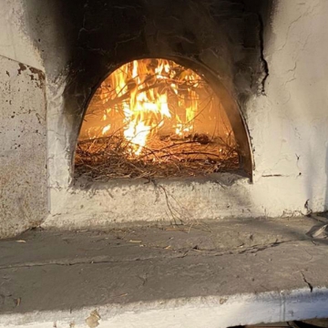 Artisanal Cretan Cookies - Perfect for Gifting and Sharing A gift box of artisanal Cretan cookies with cinnamon, orange, and local raki, elegantly packaged and ready for sharing at gatherings or as a thoughtful gift.